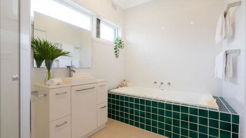 Adelong - Accommodation Noosa 3