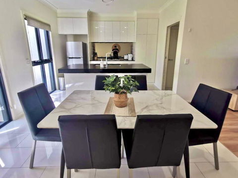 Adorable 3 Br Townhouse With Wifi & Parking - Accommodation Noosa 2