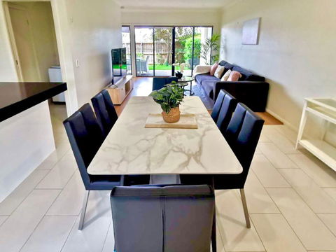 Adorable 3 Br Townhouse With Wifi & Parking - Accommodation Noosa 3