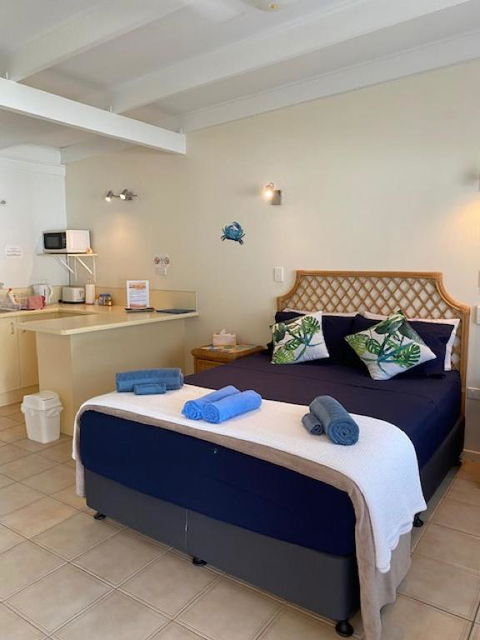 AFFORDABLE ISLAND ESCAPE! Queen Studio, Nelly Bay - Accommodation Noosa 1