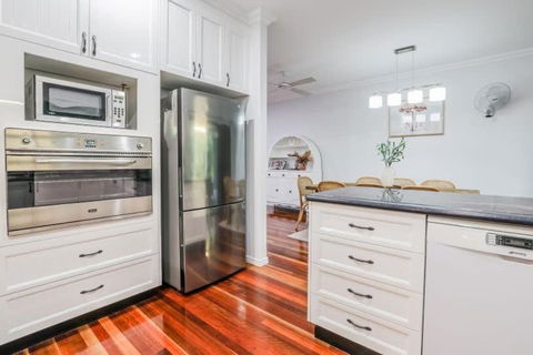 Agnes Bliss - Stunning, Centrally Located Four-Bedroom Beach House - Accommodation Noosa 4