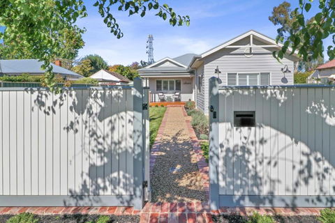 Ailsafield - Home In The Heart Of Mansfield - Accommodation Noosa 0