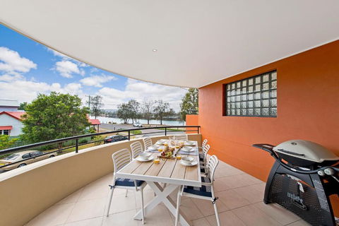 Adrift At Dolphin Cove Apt 5 - Riverfront Modern - Accommodation Noosa 0
