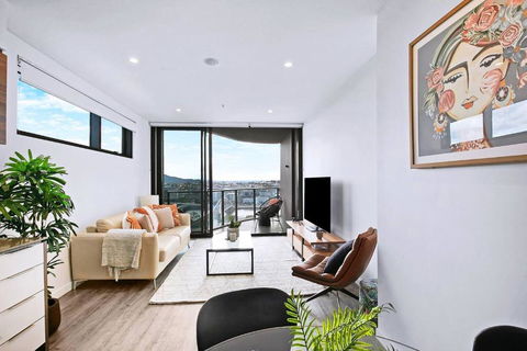 Above Brisbane King Suite With Rooftop Pool Deck - Accommodation Noosa 0