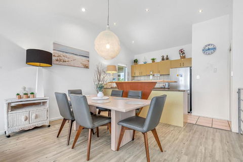 Andari Apartment 2, Sunshine Beach, Beachfront Street And Just Steps To Surf-club - Accommodation Noosa 2