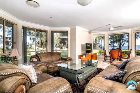 Aircabin - Tuggerawong - Lake Front - 9 Beds House - Accommodation Noosa 3