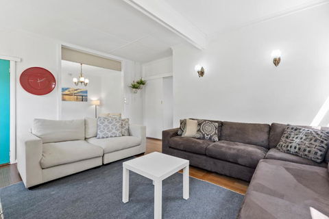 All Beached Out - 8 Guests, Cental, 450m To Beach! - Accommodation Noosa 2