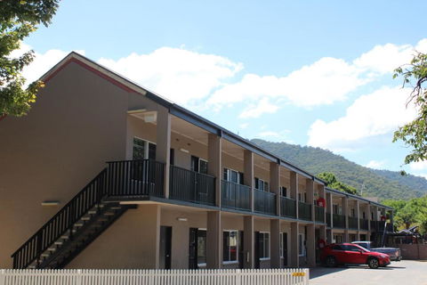 Alpine Hotel Bright - Accommodation Noosa 1