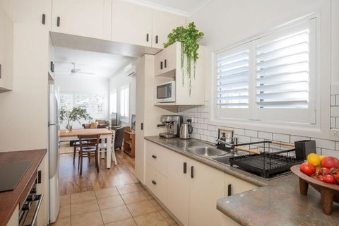 Amaroo - Pet Friendly - 2 Mins Walk To Beach - Outdoor Fireplace - Accommodation Noosa 4