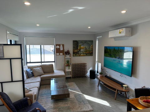 Amazing Air Austral With AC And Built-in Wardrobe - Accommodation Noosa 0