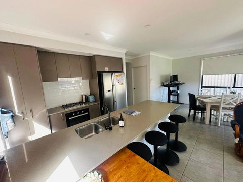 Amazing Air Austral With AC And Built-in Wardrobe - Accommodation Noosa 4