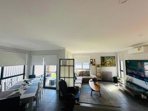 Amazing Air Austral With AC And Built-in Wardrobe - Accommodation Noosa 2