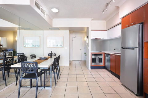 Amazing Chevron Heart Of Surfers Apartment - Accommodation Noosa 1