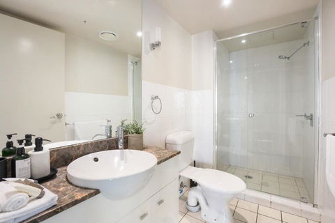 Amazing Chevron Heart Of Surfers Apartment - Accommodation Noosa 2