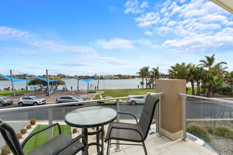 Amazing Lake View Family-friendly Holiday Home - Accommodation Noosa 1