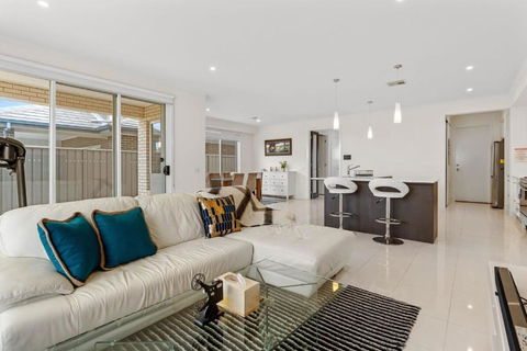 Amazing Lake View Family-friendly Holiday Home - Accommodation Noosa 4