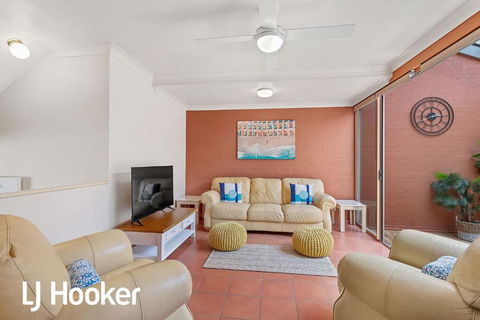 Amazing Waterfront Location - Accommodation Noosa 4