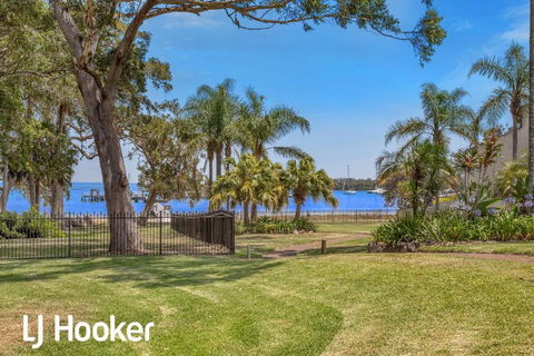 Amazing Waterfront Location - Accommodation Noosa 1