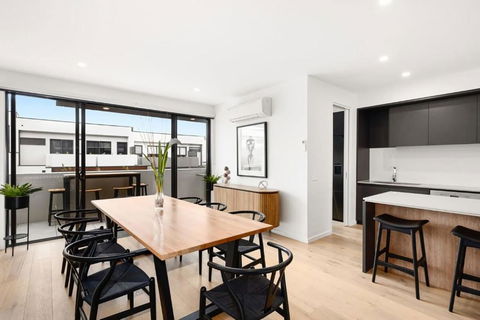 Anchorage Villa - Pet Friendly Marina Townhouse By The Beach - Accommodation Noosa 4