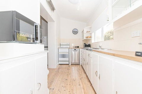 Anson Cottage 1900s CBD Home Private & Practical - Accommodation Noosa 3
