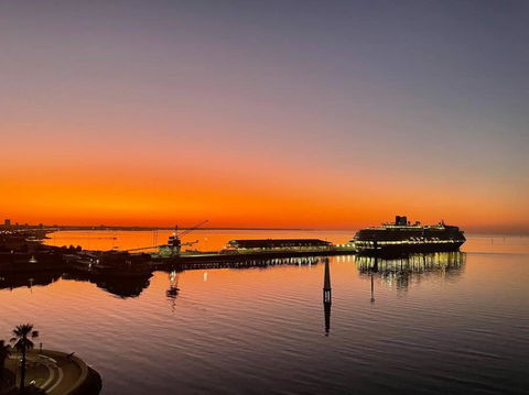 Amzing Ocean View Spacious Three Bedrooms Apartment Port Melbourne - Accommodation Noosa 2