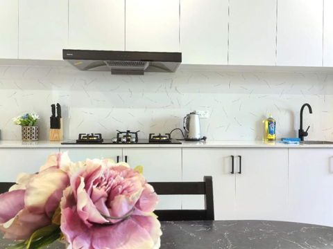 Aircon And Private Bathroom Walk To Train Station With Free Wifi Kitchen And Laundry - Accommodation Noosa 4