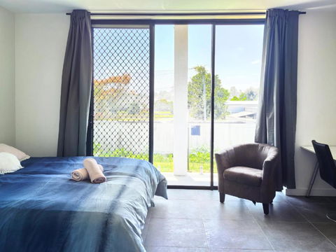Aircon And Private Bathroom Walk To Train Station With Free Wifi Kitchen And Laundry - Accommodation Noosa 1