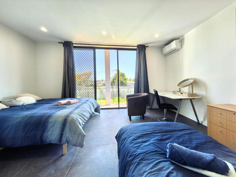 Aircon And Private Bathroom Walk To Train Station With Free Wifi Kitchen And Laundry - Accommodation Noosa 3