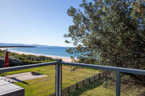Aqua Beachfront - Pet Friendly - 2 Mins Walk To Beach - Accommodation Noosa 0