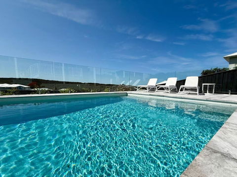 Aquila Beach Retreat - Accommodation Noosa 2