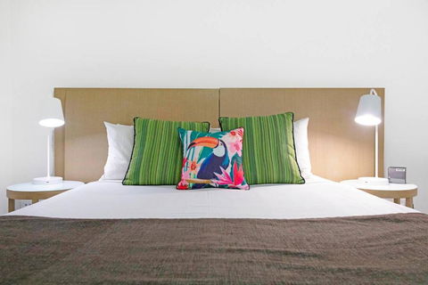 Arafura Adventure - CBD Suite With Sprawling Views - Accommodation Noosa 3