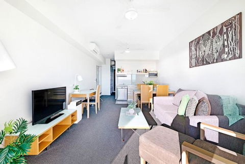 Arafura Adventure - CBD Suite With Sprawling Views - Accommodation Noosa 4