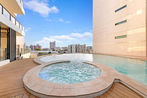 Arafura Adventure - CBD Suite With Sprawling Views - Accommodation Noosa 1