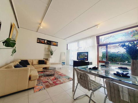 Architectural Bright Open 2B&1B Home With A Private Garden At Yarralumla - Accommodation Noosa 3