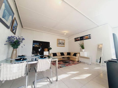 Architectural Bright Open 2B&1B Home With A Private Garden At Yarralumla - Accommodation Noosa 4