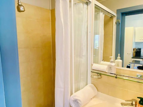 Art Deco Retreat, Shops & Cafes, Public Street Parking - Accommodation Noosa 2