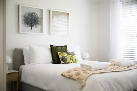 Artful Abode - Duntryleague, Vibrant Decor - Accommodation Noosa 1