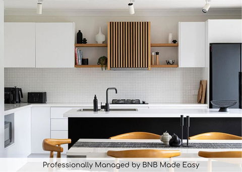 Artful Abode - Duntryleague, Vibrant Decor - Accommodation Noosa 0
