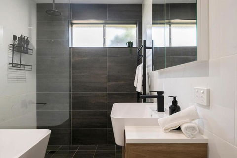 Artful Abode - Duntryleague, Vibrant Decor - Accommodation Noosa 2