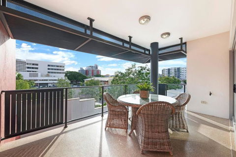 Artistic City Escape With Balcony And Parking - Accommodation Noosa 4