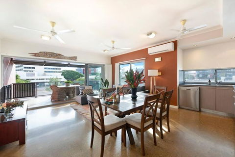 Artistic City Escape With Balcony And Parking - Accommodation Noosa 3