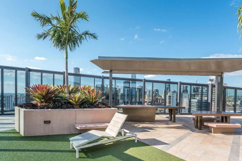 Artistic South Brisbane 2 Bedroom Apartment With Parking - Accommodation Noosa 1