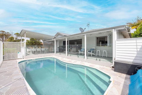 Ash Haven, 19 Ash St - Views, Pool, Air Con, Boat Parking, Wi-Fi - Accommodation Noosa 2
