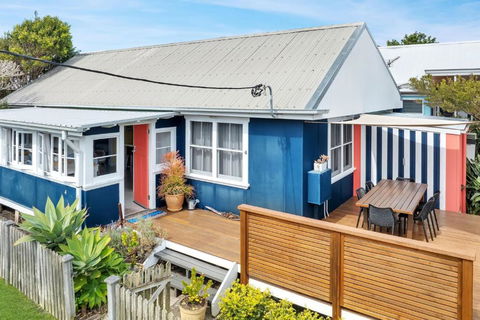 Avalon Vintage Beachside Family Getaway - Accommodation Noosa 0