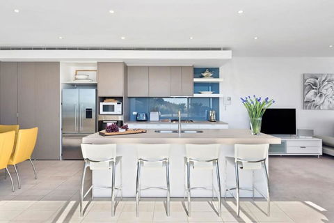 Azure Bliss Luxe With Water Views Walk To Beach - Accommodation Noosa 2