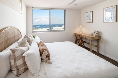Azure Oceanside Apartment At Kings Beach - Accommodation Noosa 2