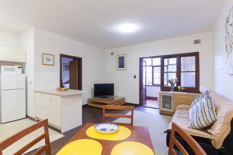 B3 Crawley Apartment 1 BRM & Sleepout Near UWA - Accommodation Noosa 2