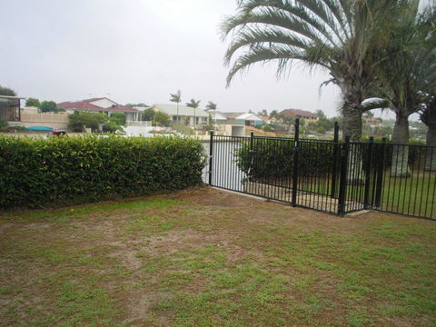 Ground Floor, Family Unit On The Canal With Free WIFI! - Accommodation Noosa 7