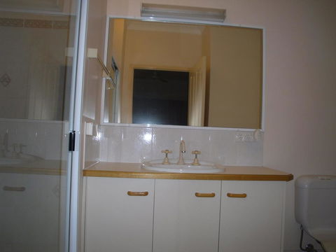 Ground Floor, Family Unit On The Canal With Free WIFI! - Accommodation Noosa 3