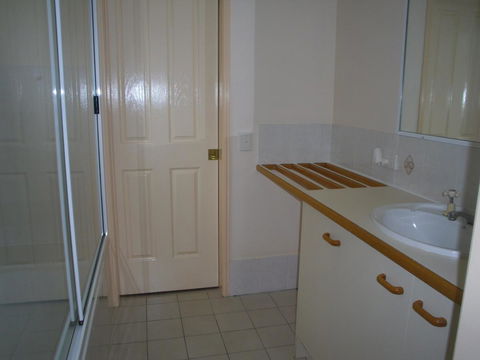 Ground Floor, Family Unit On The Canal With Free WIFI! - Accommodation Noosa 5